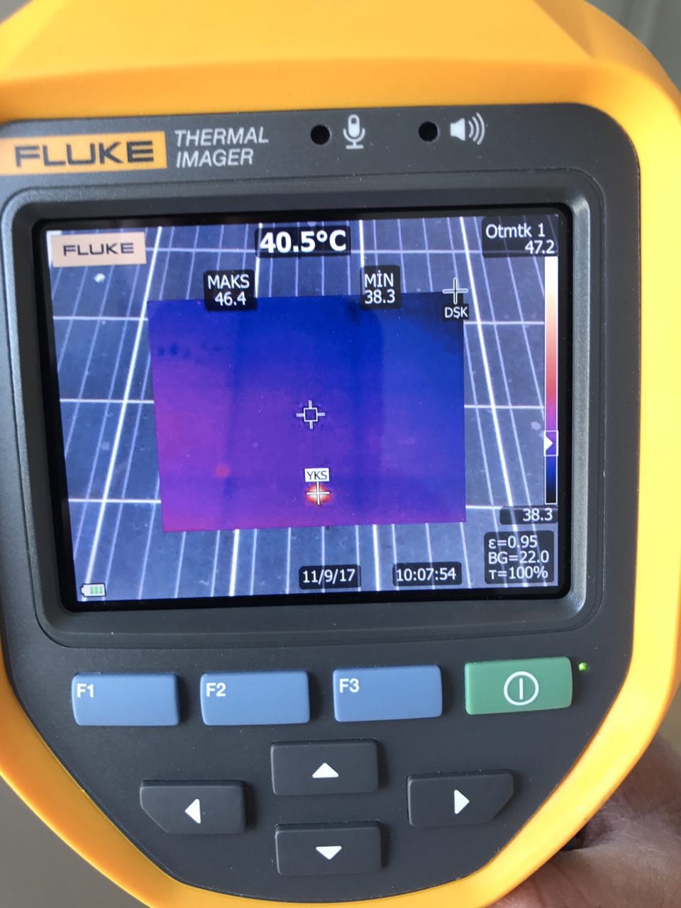 Fluke termal kamera ekranında güneş paneli taraması, 40,5°C okuma ve 38,3-46,4°C aralığı