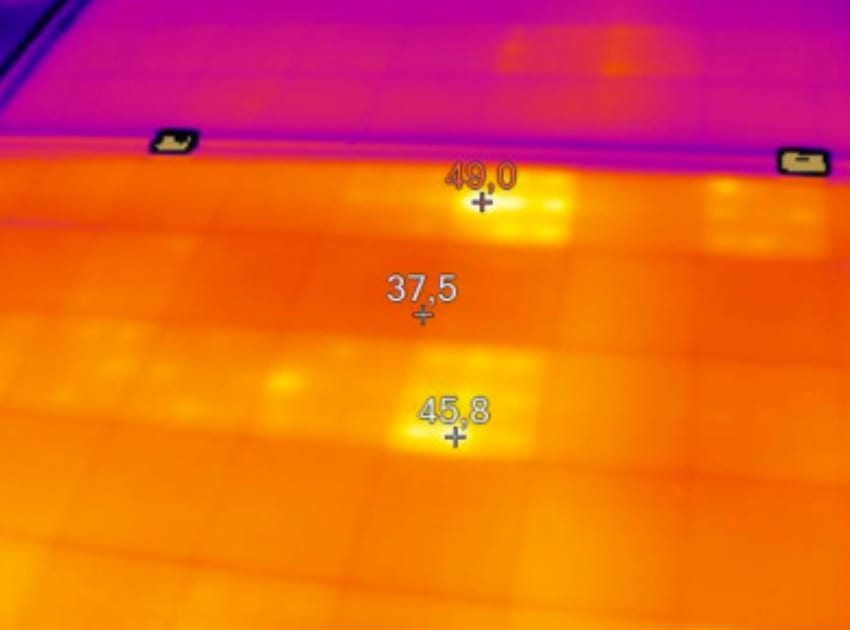 Güneş paneli yüzeyinin termal görüntüsü, üç noktada 37,5-49,0°C arası ölçümler