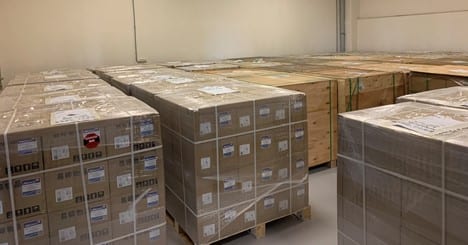 Sevkiyata hazır, plastikle sarılmış paletlenmiş güneş paneli kutularının bulunduğu depo