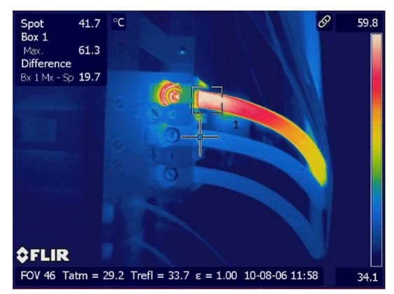 Pano içindeki elektik kablo bağlantısının yüksek sıcaklığını gösteren bir termal görüntü.