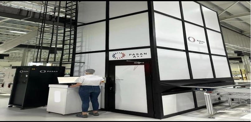 Bir teknisyenin çalıştırdığı büyük PASAN solar simülatör cihazı