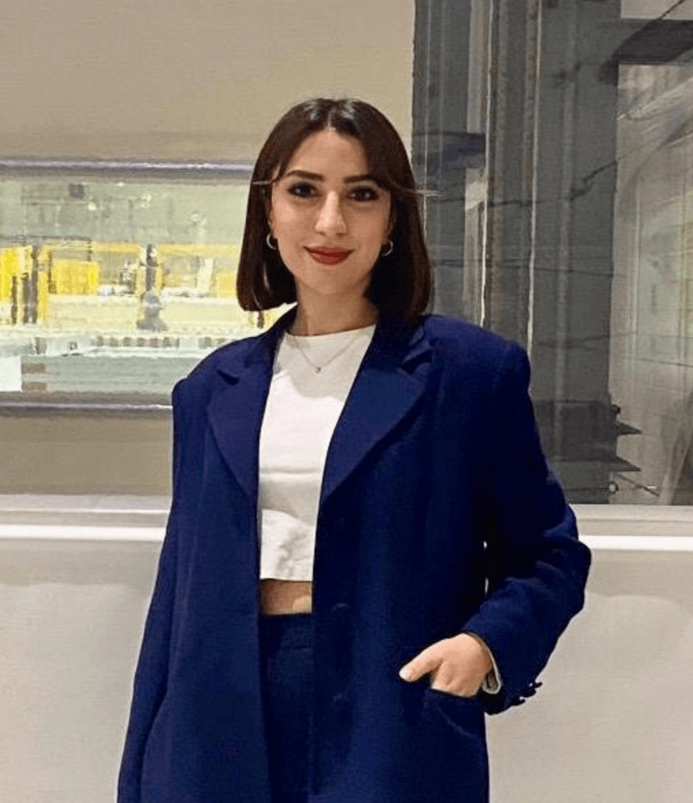 Makale yazarının portre fotoğrafı, lacivert ceket giyiyor